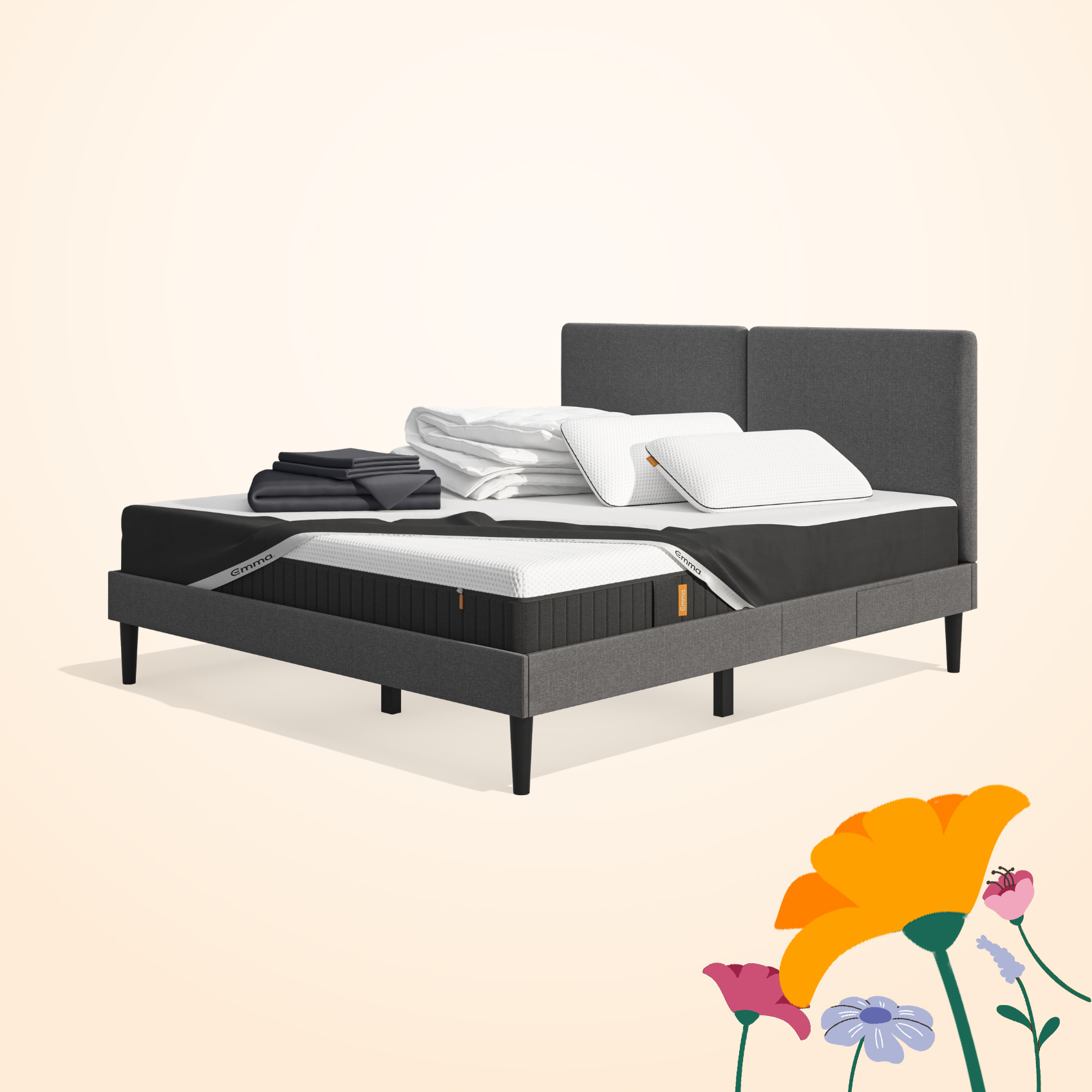 Lit moderne avec tête de lit grise et pieds noirs, recouvert de draps blancs. Deux oreillers blancs et une pile de linge plié sont posés sur le matelas. Arrière-plan beige avec une forme orange abstraite.