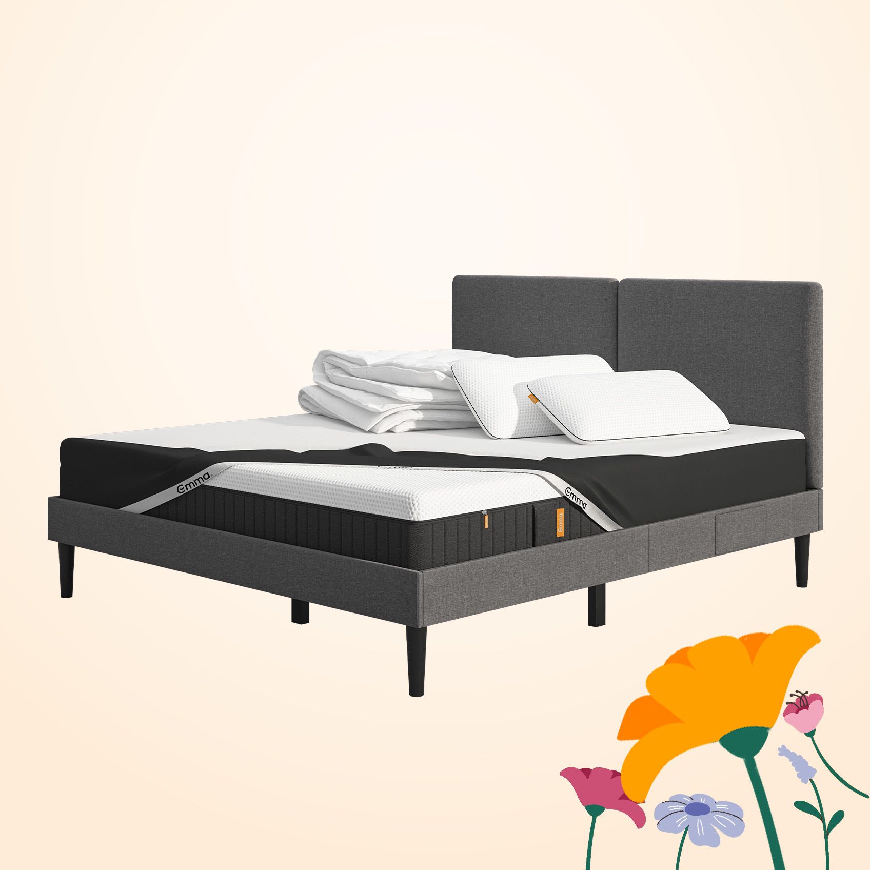 Lit moderne avec tête de lit grise et pieds noirs, recouvert de draps blancs. Deux oreillers blancs et une pile de linge plié sont posés sur le matelas. Arrière-plan beige avec une forme orange abstraite.