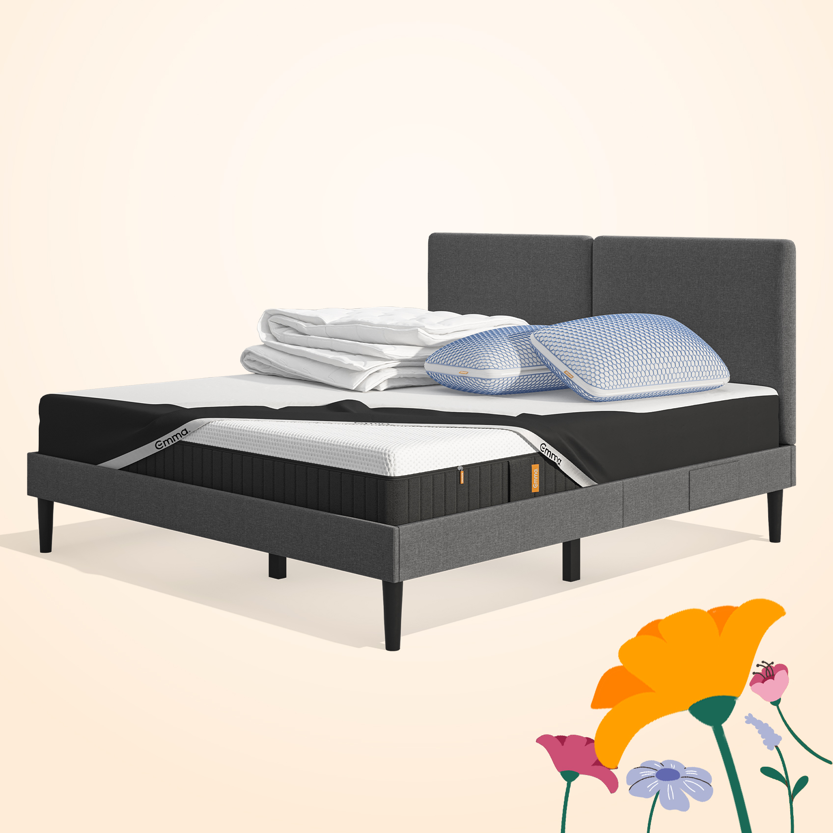 Lit moderne avec tête de lit grise et pieds noirs, recouvert de draps blancs. Deux oreillers blancs et une pile de linge plié sont posés sur le matelas. Arrière-plan beige avec une forme orange abstraite.