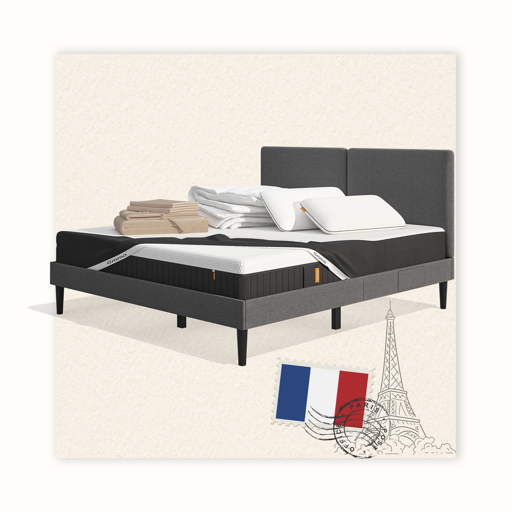 Lit moderne avec tête de lit grise et pieds noirs, recouvert de draps blancs. Deux oreillers blancs et une pile de linge plié sont posés sur le matelas. Arrière-plan beige avec une forme orange abstraite.