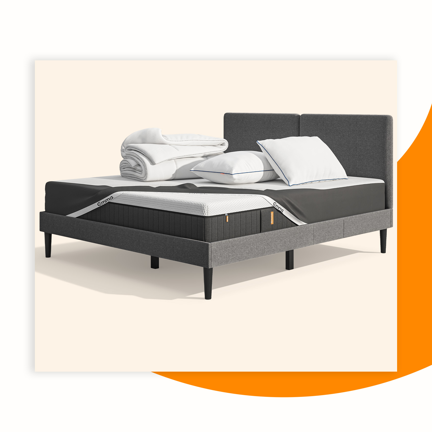 Lit moderne avec tête de lit grise et pieds noirs, recouvert de draps blancs. Deux oreillers blancs et une pile de linge plié sont posés sur le matelas. Arrière-plan beige avec une forme orange abstraite.
