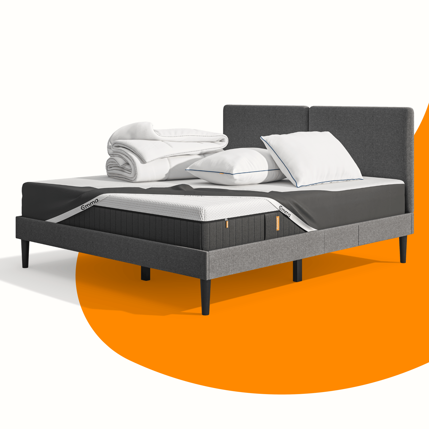 Lit moderne avec tête de lit grise et pieds noirs, recouvert de draps blancs. Deux oreillers blancs et une pile de linge plié sont posés sur le matelas. Arrière-plan beige avec une forme orange abstraite.