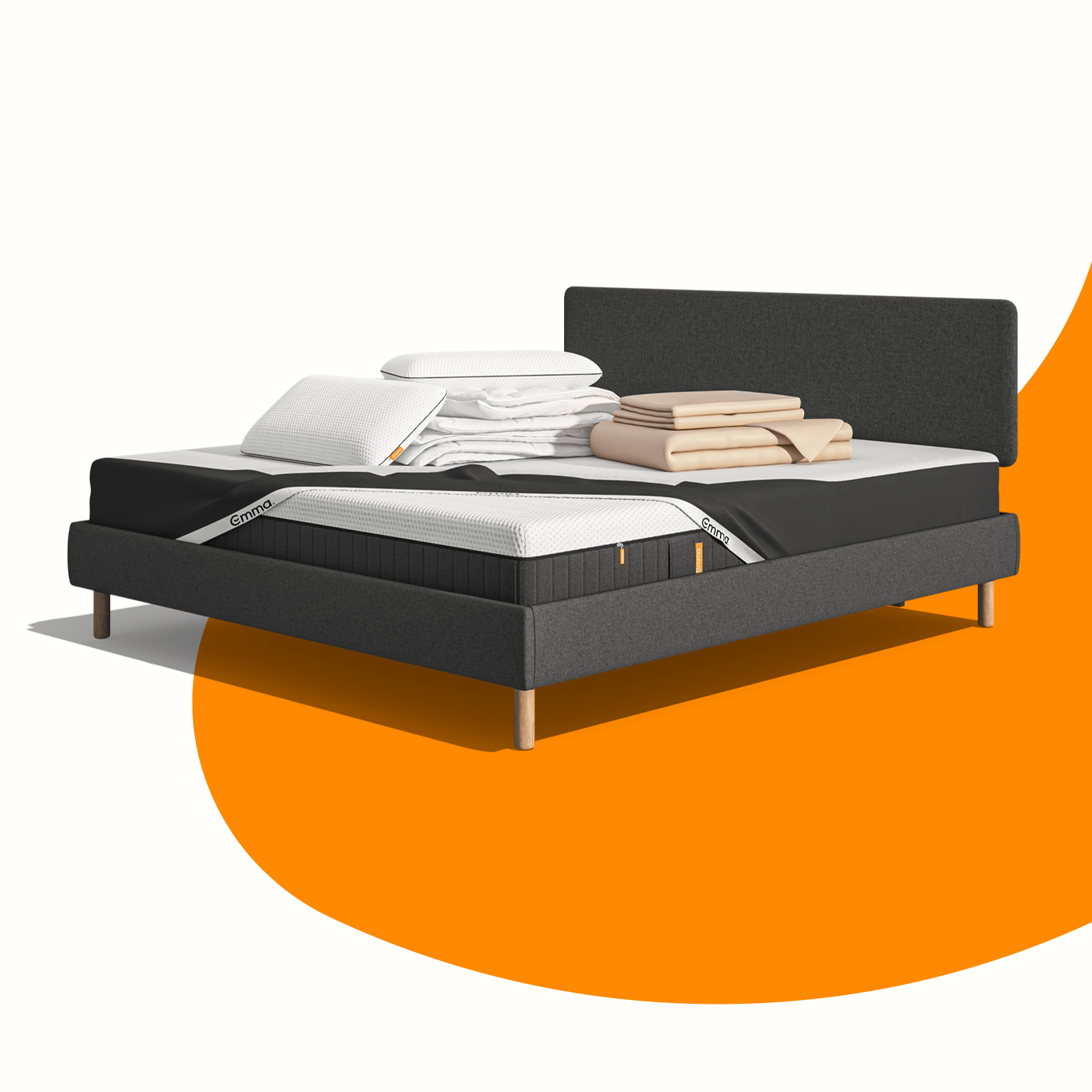 Lit moderne avec tête de lit grise et pieds noirs, recouvert de draps blancs. Deux oreillers blancs et une pile de linge plié sont posés sur le matelas. Arrière-plan beige avec une forme orange abstraite.