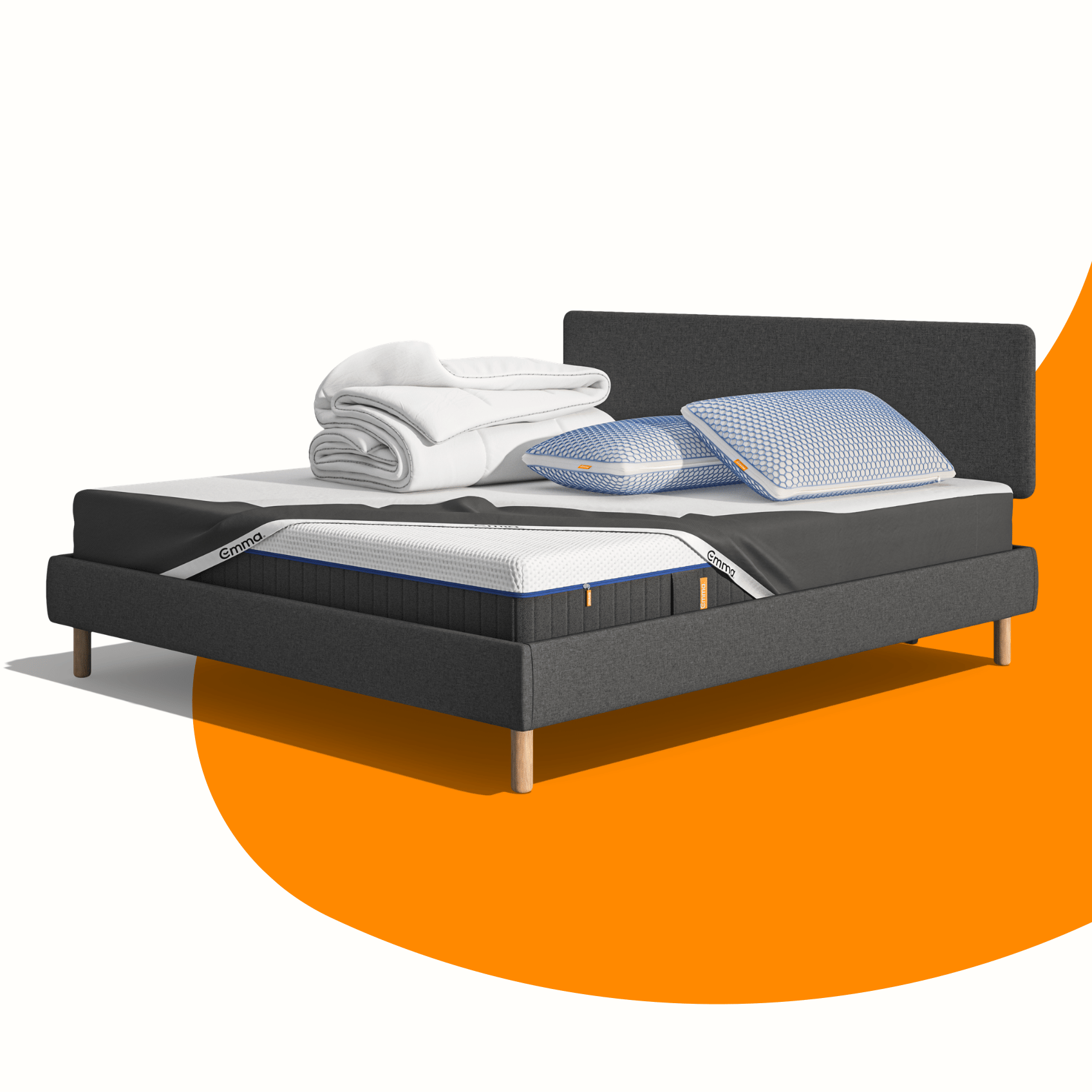 Lit moderne avec tête de lit grise et pieds noirs, recouvert de draps blancs. Deux oreillers blancs et une pile de linge plié sont posés sur le matelas. Arrière-plan beige avec une forme orange abstraite.