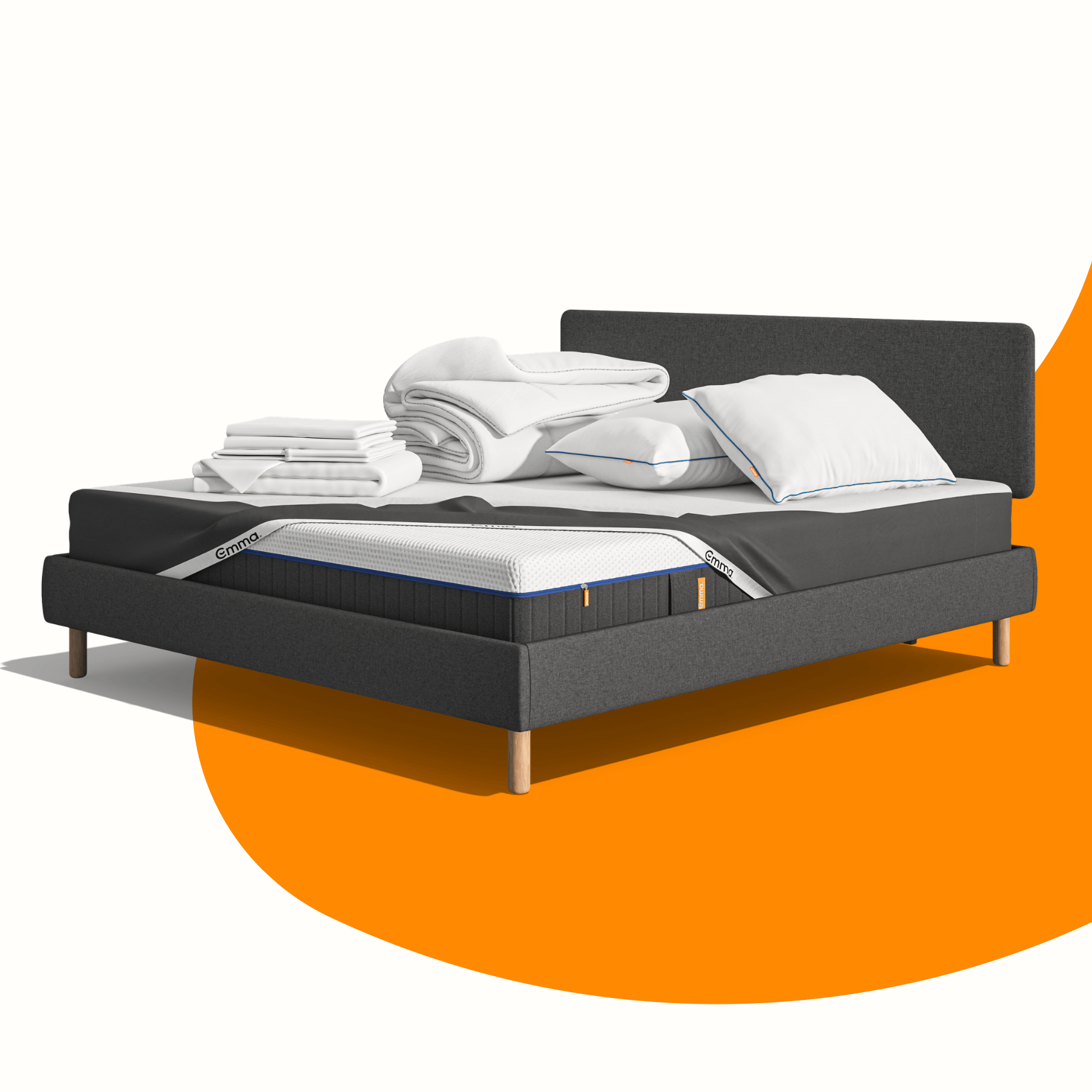 Lit moderne avec tête de lit grise et pieds noirs, recouvert de draps blancs. Deux oreillers blancs et une pile de linge plié sont posés sur le matelas. Arrière-plan beige avec une forme orange abstraite.