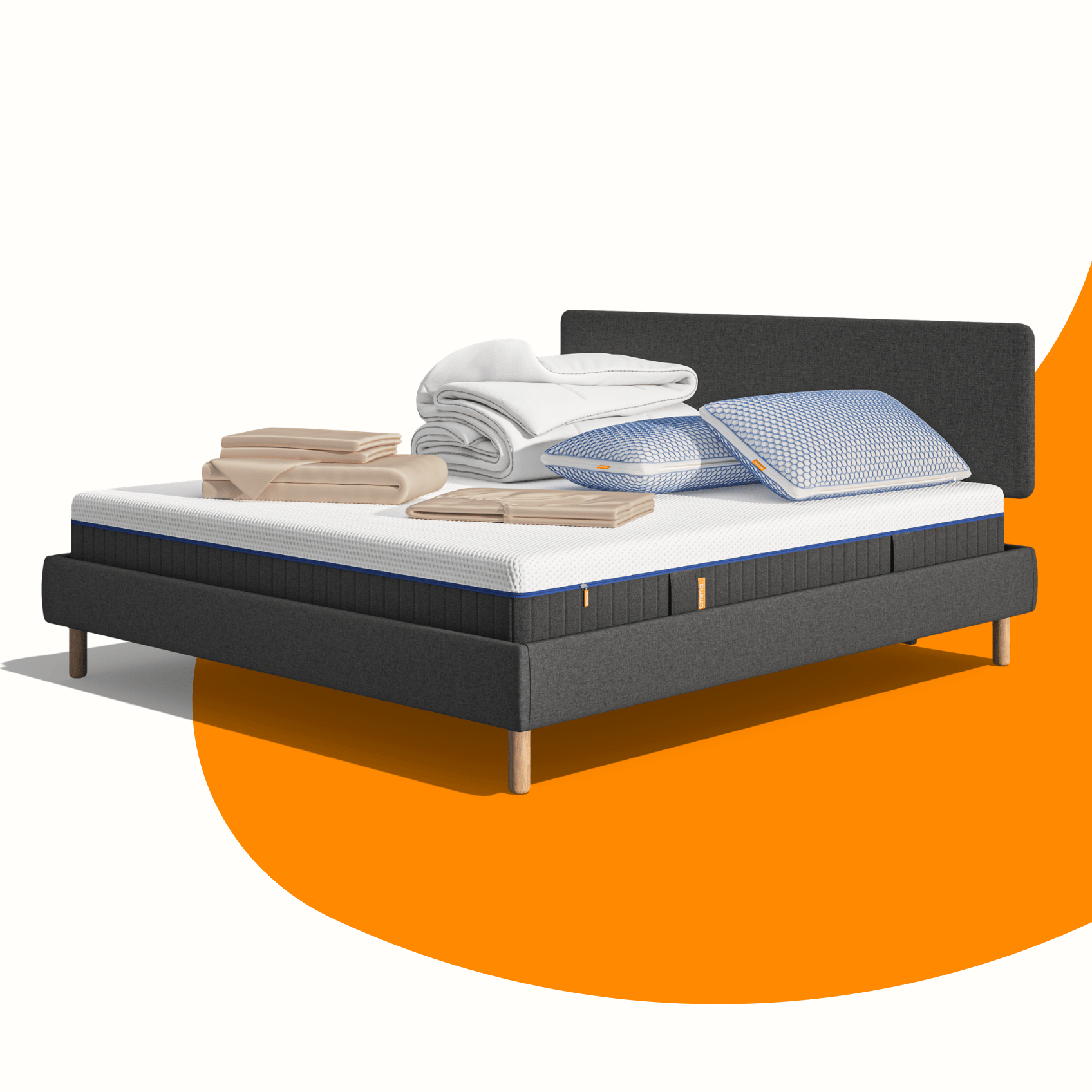 Lit moderne avec tête de lit grise et pieds noirs, recouvert de draps blancs. Deux oreillers blancs et une pile de linge plié sont posés sur le matelas. Arrière-plan beige avec une forme orange abstraite.