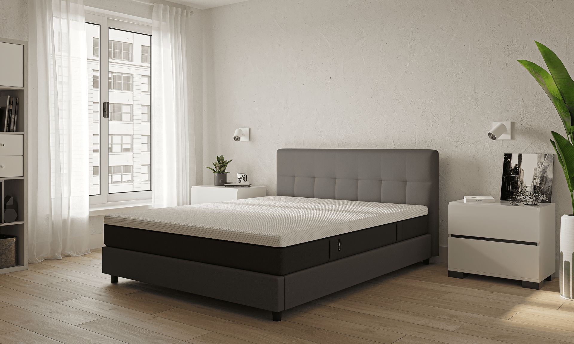 Camera moderna con letto imbottito grigio, comodini bianchi e ampie finestre con tende bianche.