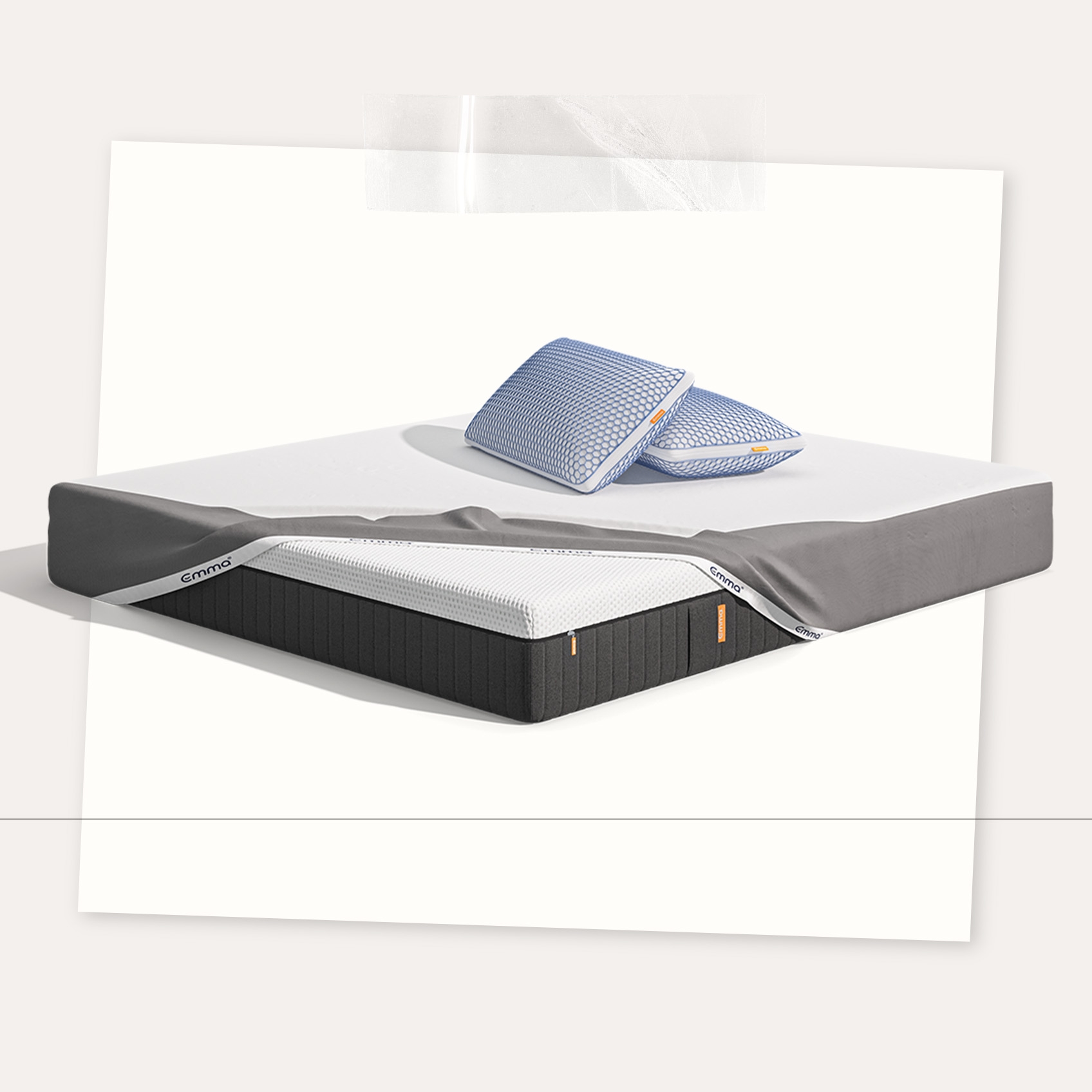  Uma imagem do pack Cooling Sleep, que inclui um colchão Emma Hybrid Premium, almofadas Zero Gravity, e uma capa protetora