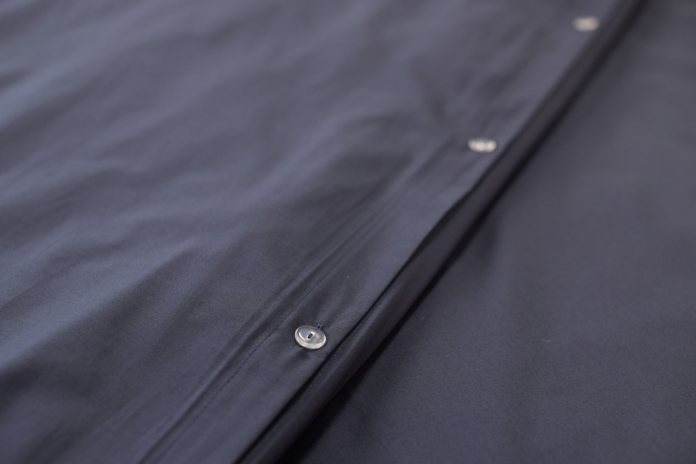 Close-up van de opening van de dekbedovertrek, waarbij de textuur en kwaliteit worden benadrukt.