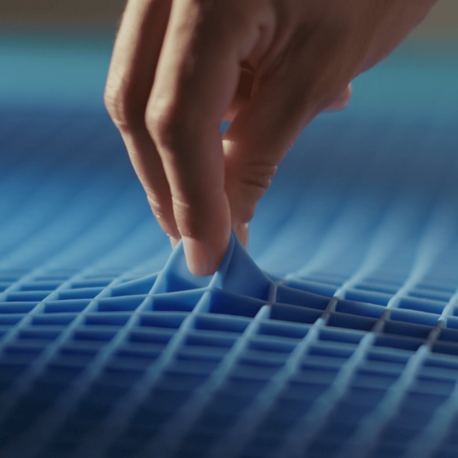 Tecnología AirGrid com nano-cámaras de aire que atrapa el aire con suavidad, y crean una superficie suave, fresca al tacto, que alivia los puntos de presión y reacciona al instante al movimiento.