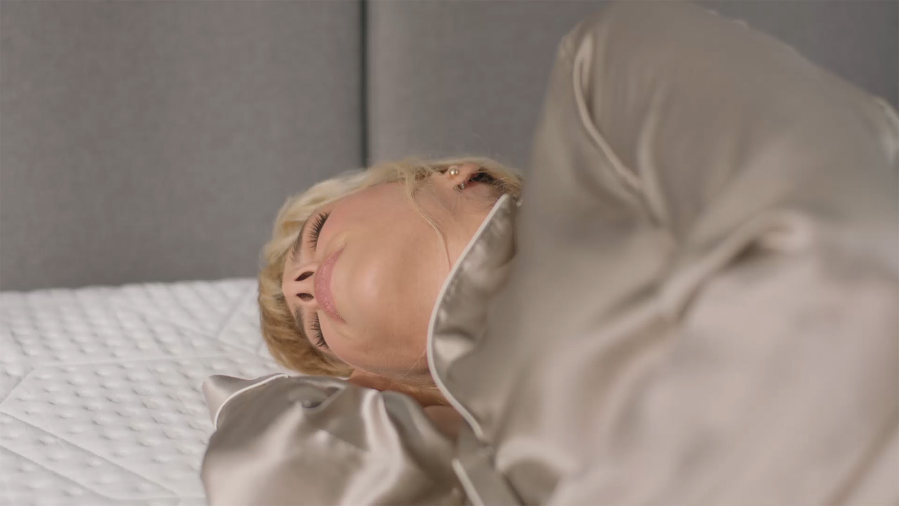 Una persona descansando cómodamente en el colchón AirGrid Elite, disfrutando de su soporte adaptativo y alivio de presión. Ideal para un sueño reparador. ¡Experimenta el confort del AirGrid Elite!