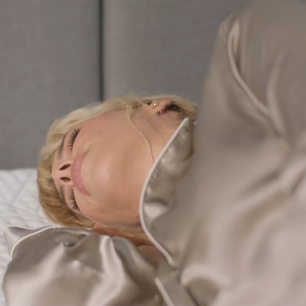 Una persona descansando cómodamente en el colchón AirGrid Elite, disfrutando de su soporte adaptativo y alivio de presión. Ideal para un sueño reparador. ¡Experimenta el confort del AirGrid Elite!