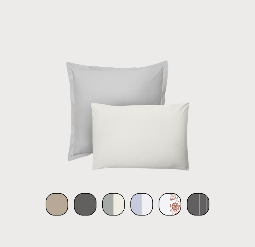 Deux oreillers avec leurs taies et échantillon de couleurs.