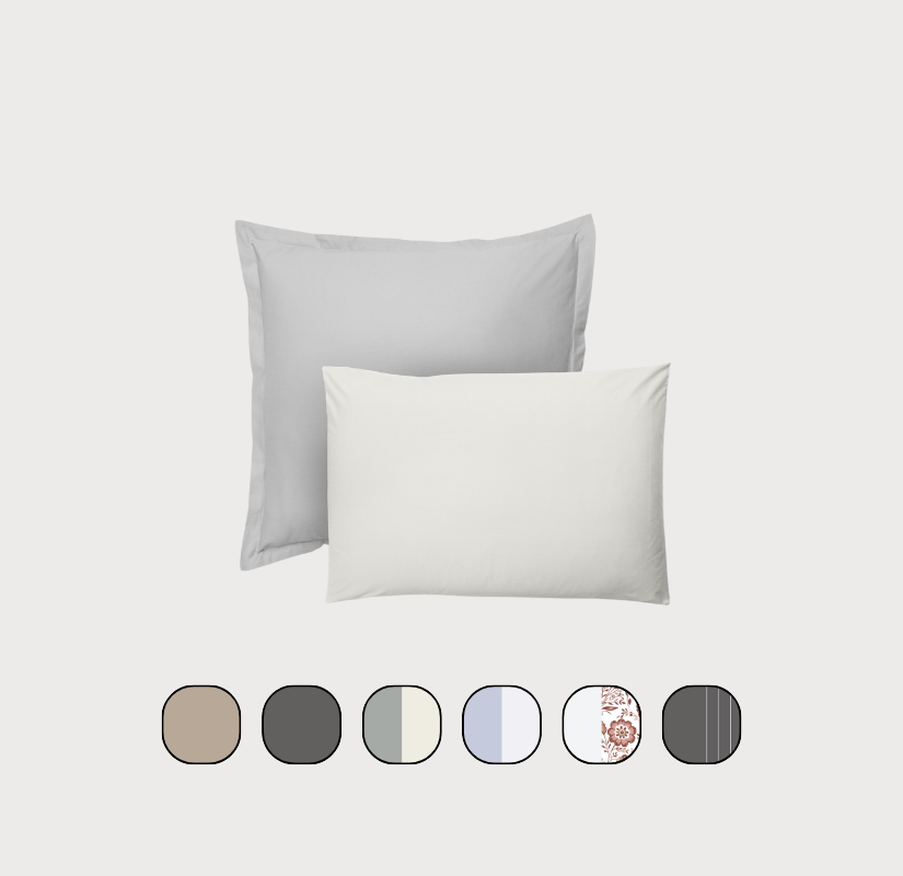 Deux oreillers avec leurs taies et échantillon de couleurs.