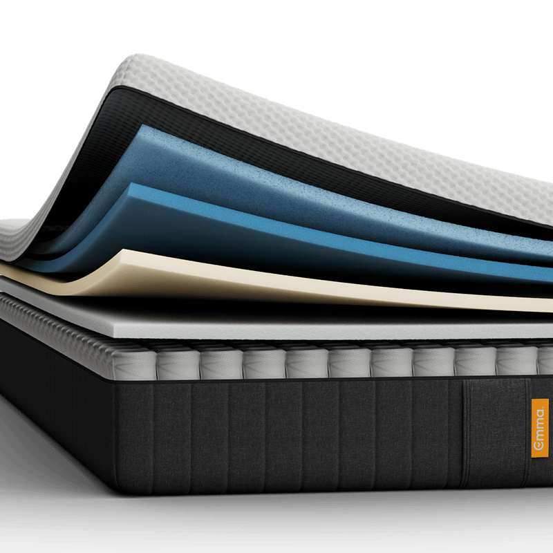 Lit tapissé gris avec matelas blanc, dans une chambre.