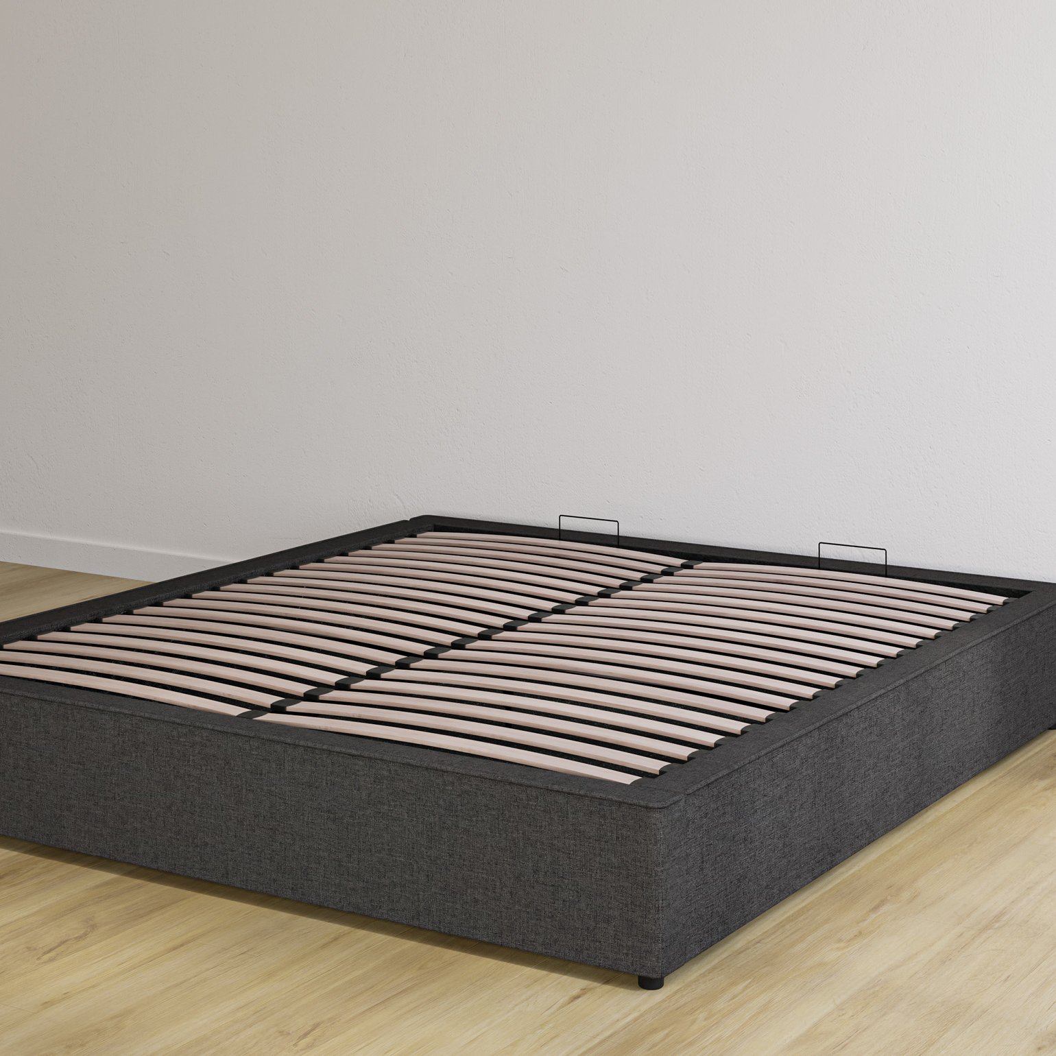 Lit de rangement Emma en tissu couleur sable, base relevée ouverte pour montrer les lattes en bois et les poignées de levage.