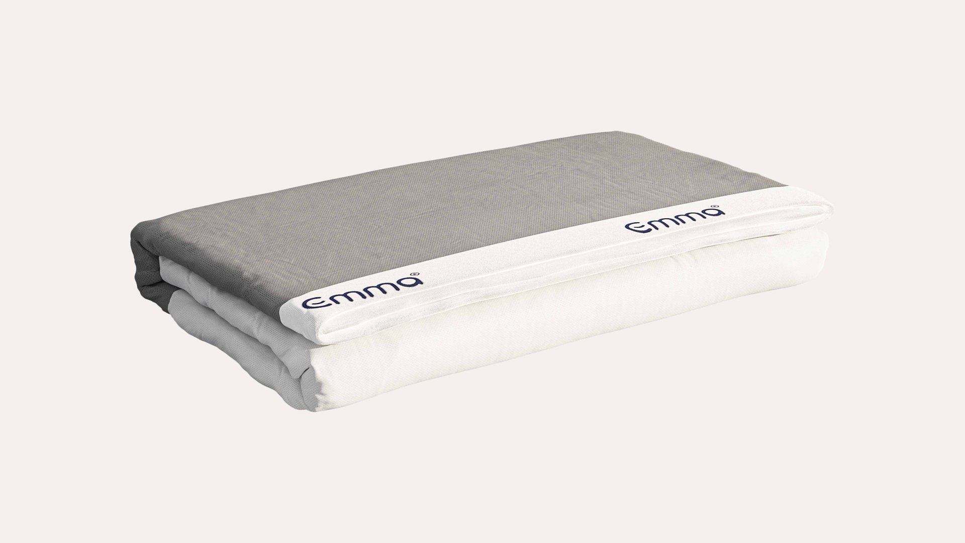 coprimaterasso piegato con strato superiore grigio e bordo bianco con marchio 'Emma'.