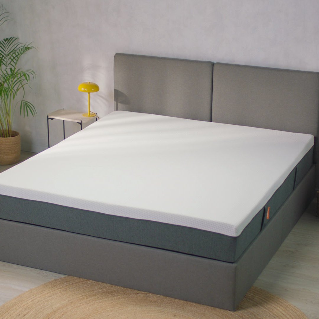 colchón emma original en cama tapizada gris 