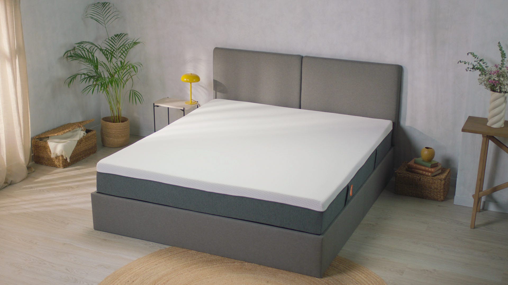 colchón emma original en cama tapizada gris 