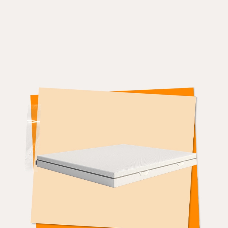 Persone che aprono una scatola Emma