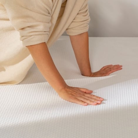 mani sopra materasso in memory foam