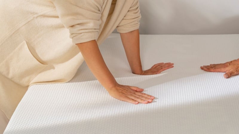 mani sopra materasso in memory foam