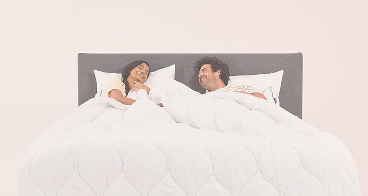 Paar das auf einer Matratze liegt