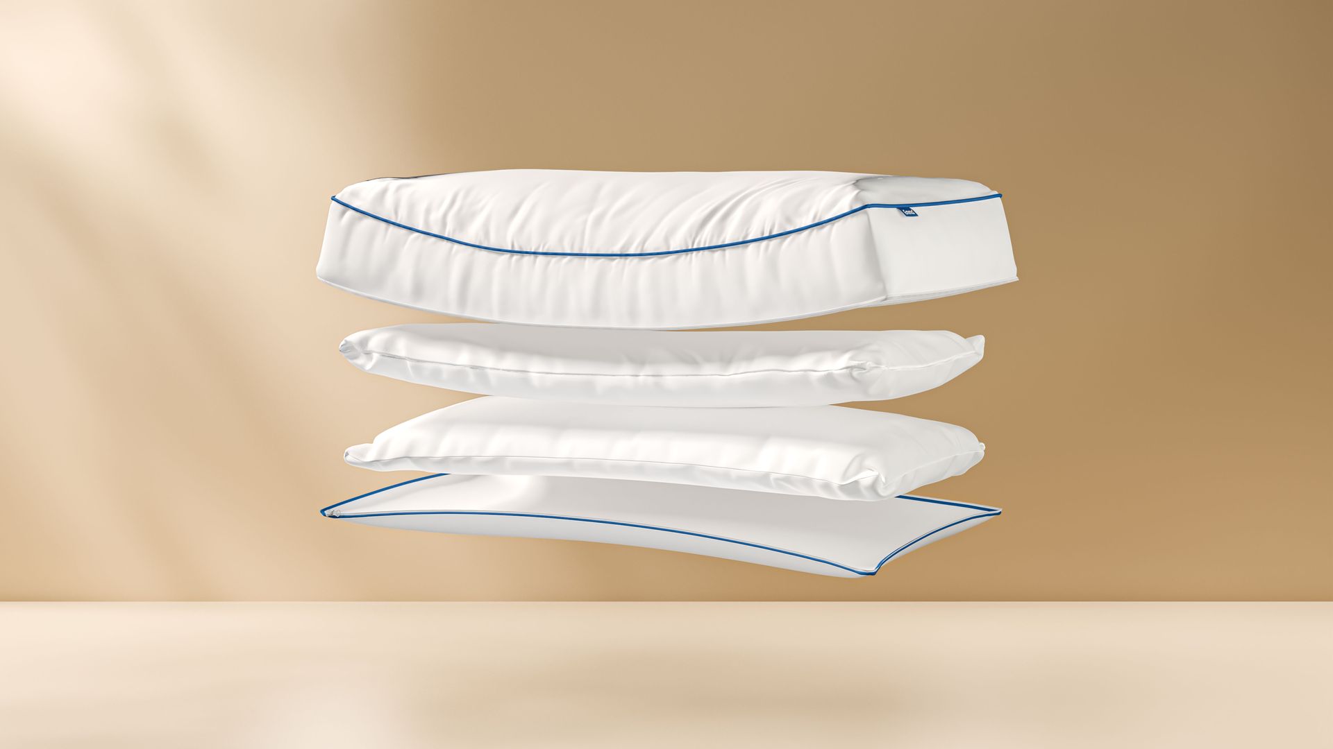 Almohada emma de microfibra vista por capas en fondo amarillo