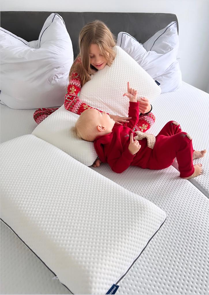 Kinder spielen auf einer weißen Emma Matratze mit strukturierten Emma Kissen.