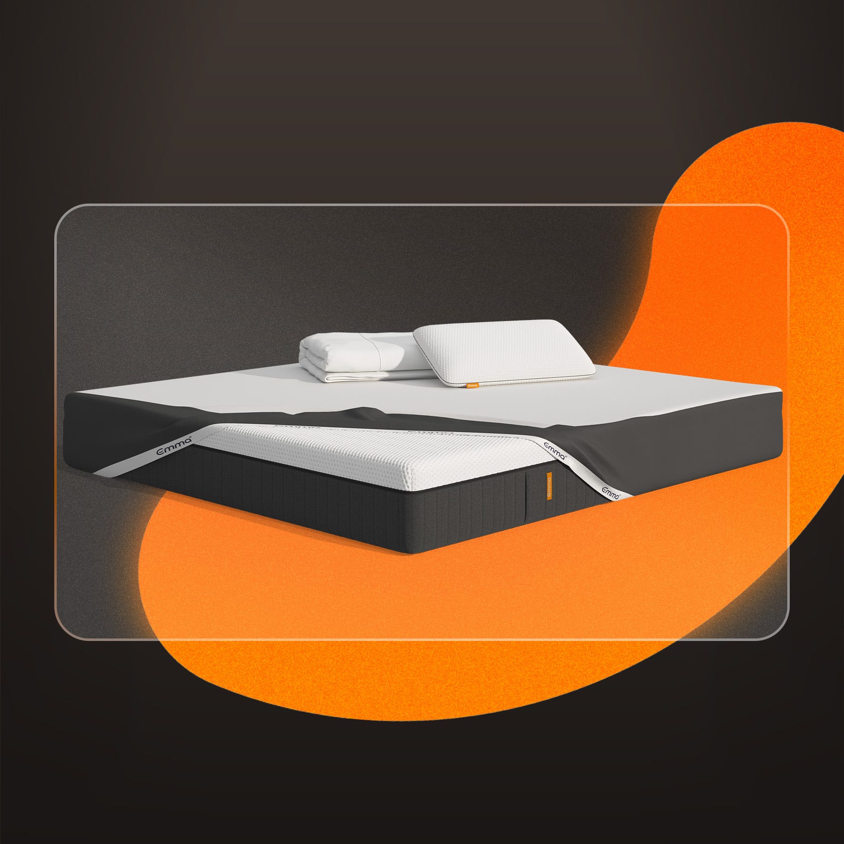 Materasso con superficie bianca, lati scuri e linea arancione, con cuscino sopra.