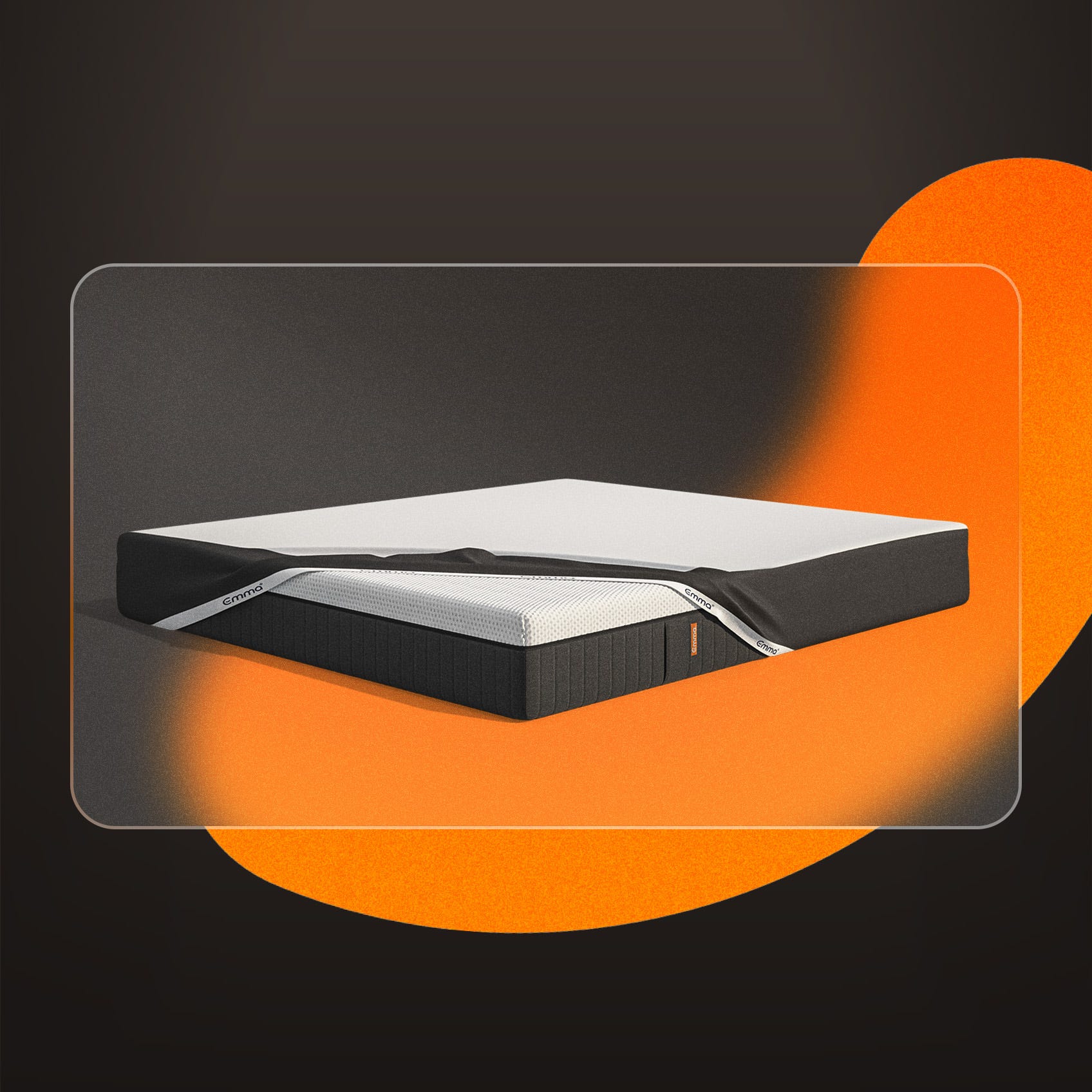 Materasso a strati visibili con sezione bianca, blu e grigia, e un'etichetta arancione.