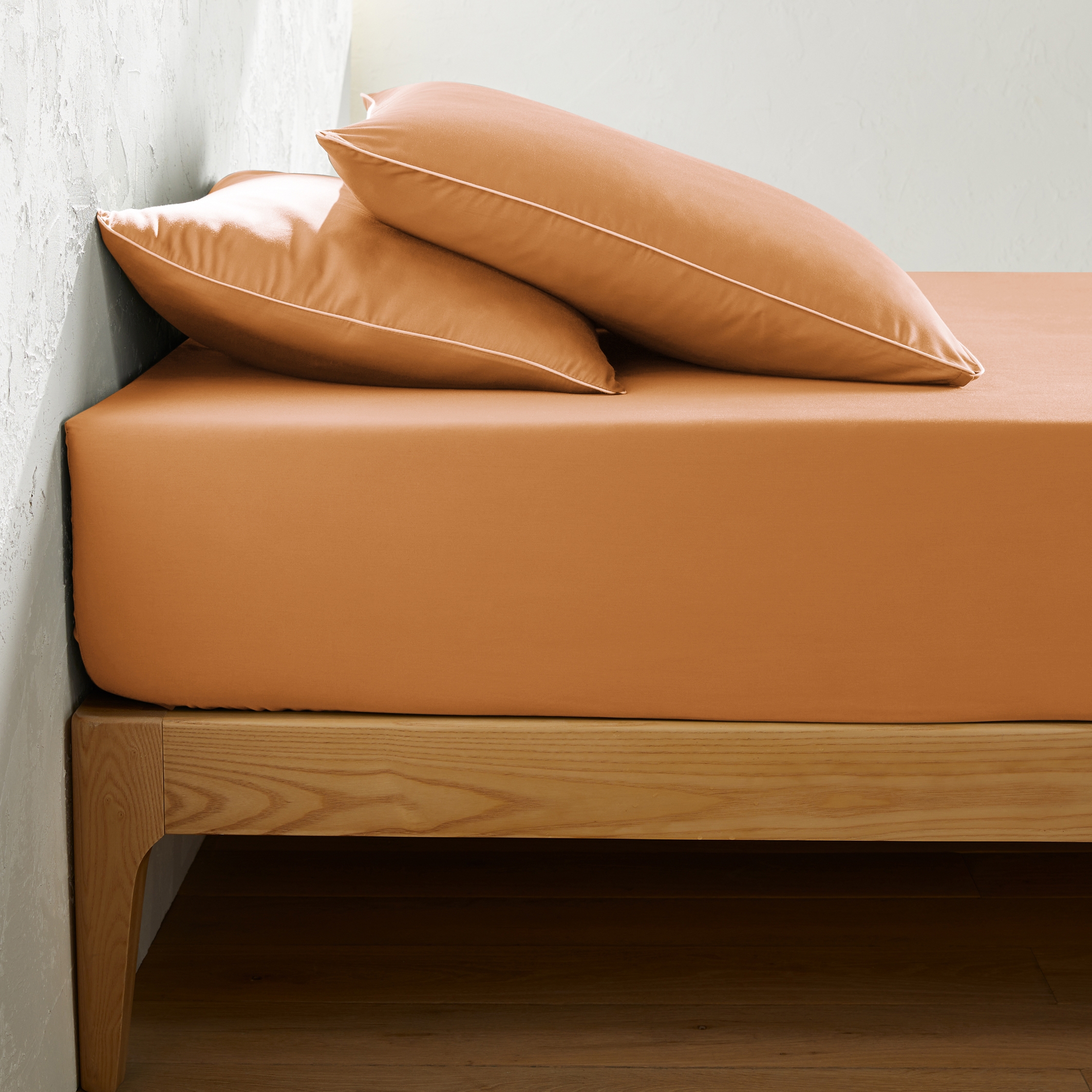 Vue latérale d’un drap-housse coloré et de taies d’oreiller.