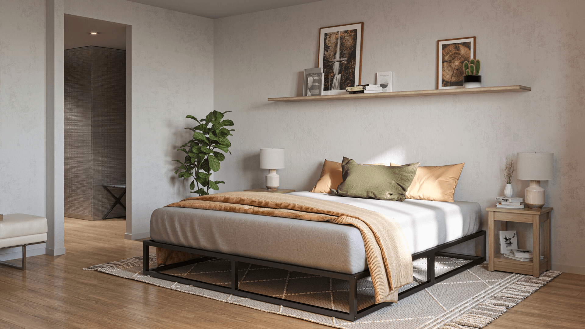 Moderne slaapkamer met lichtgrijs gestoffeerd bedframe en beige deken; bed is voorzien van groene en beige kussens, geflankeerd door houten nachtkastjes met witte lampen; boven het bed een houten wandplank met boeken, ingelijste foto's en een kleine cactusplant; houten vloer met sierkleed, groene kamerplant in hoek en zicht op tweede kamer via open deuropening.