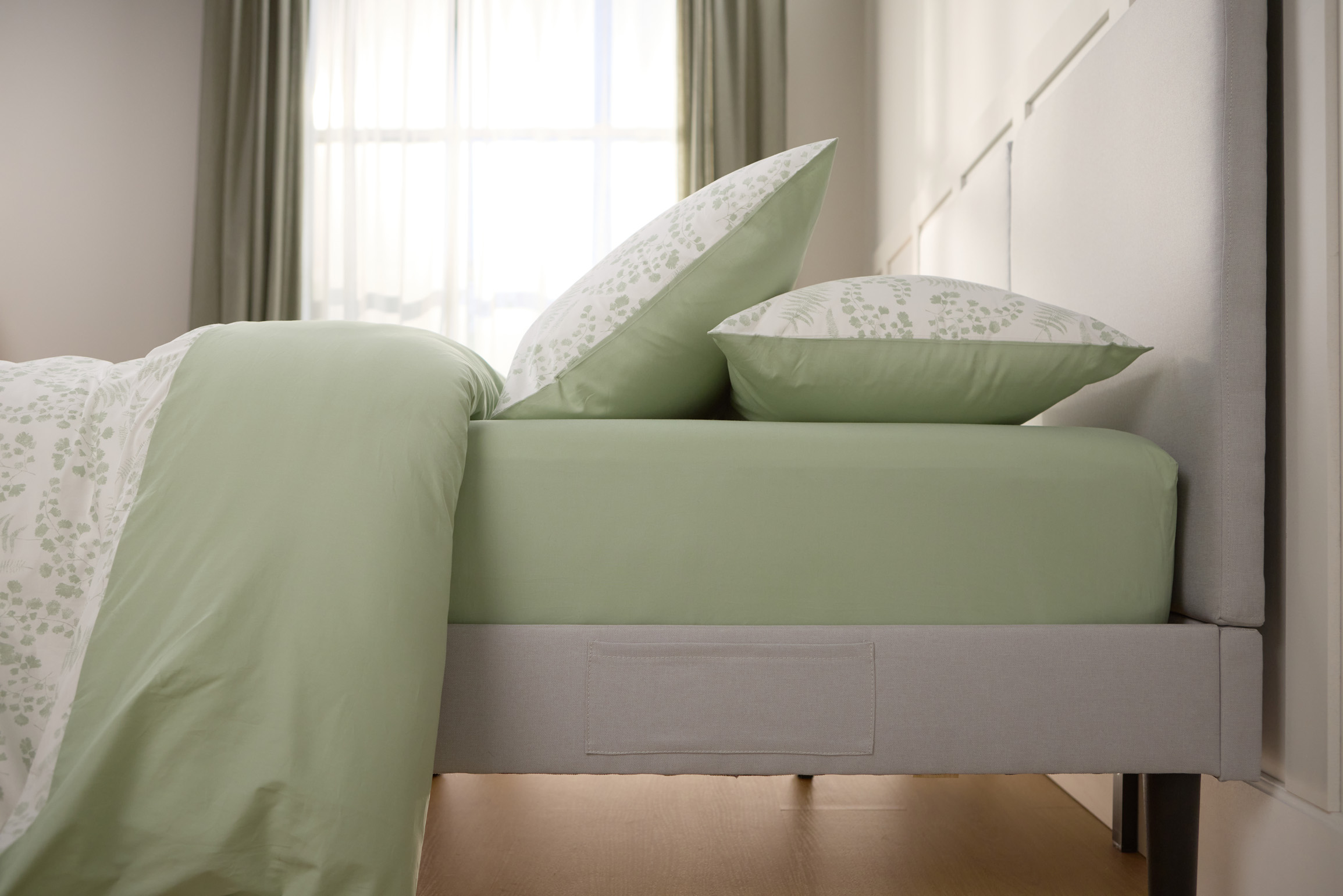 Vue latérale d’un drap-housse coloré et de taies d’oreiller.