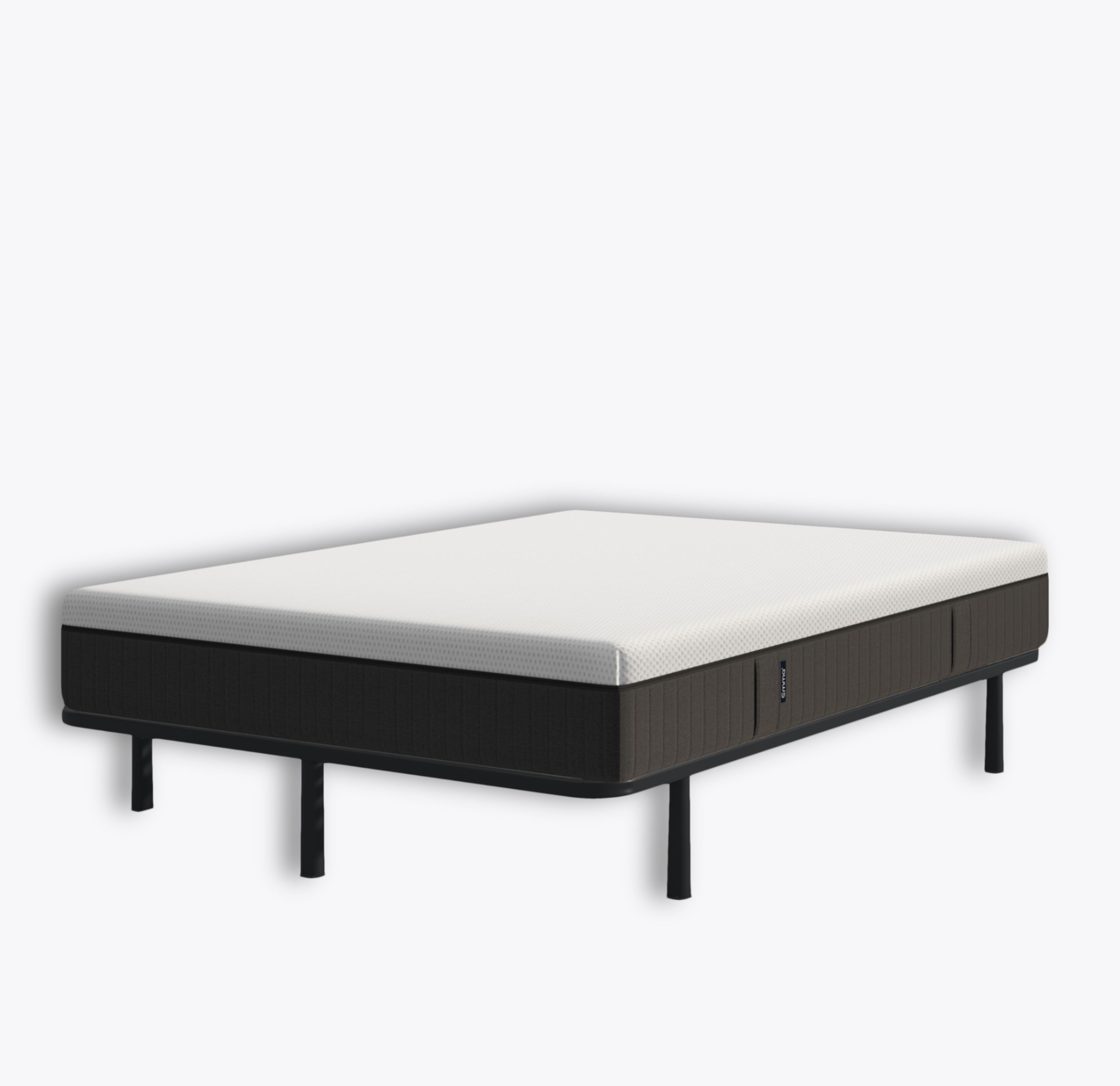 Letto con struttura nera e materasso bianco su sfondo bianco.
