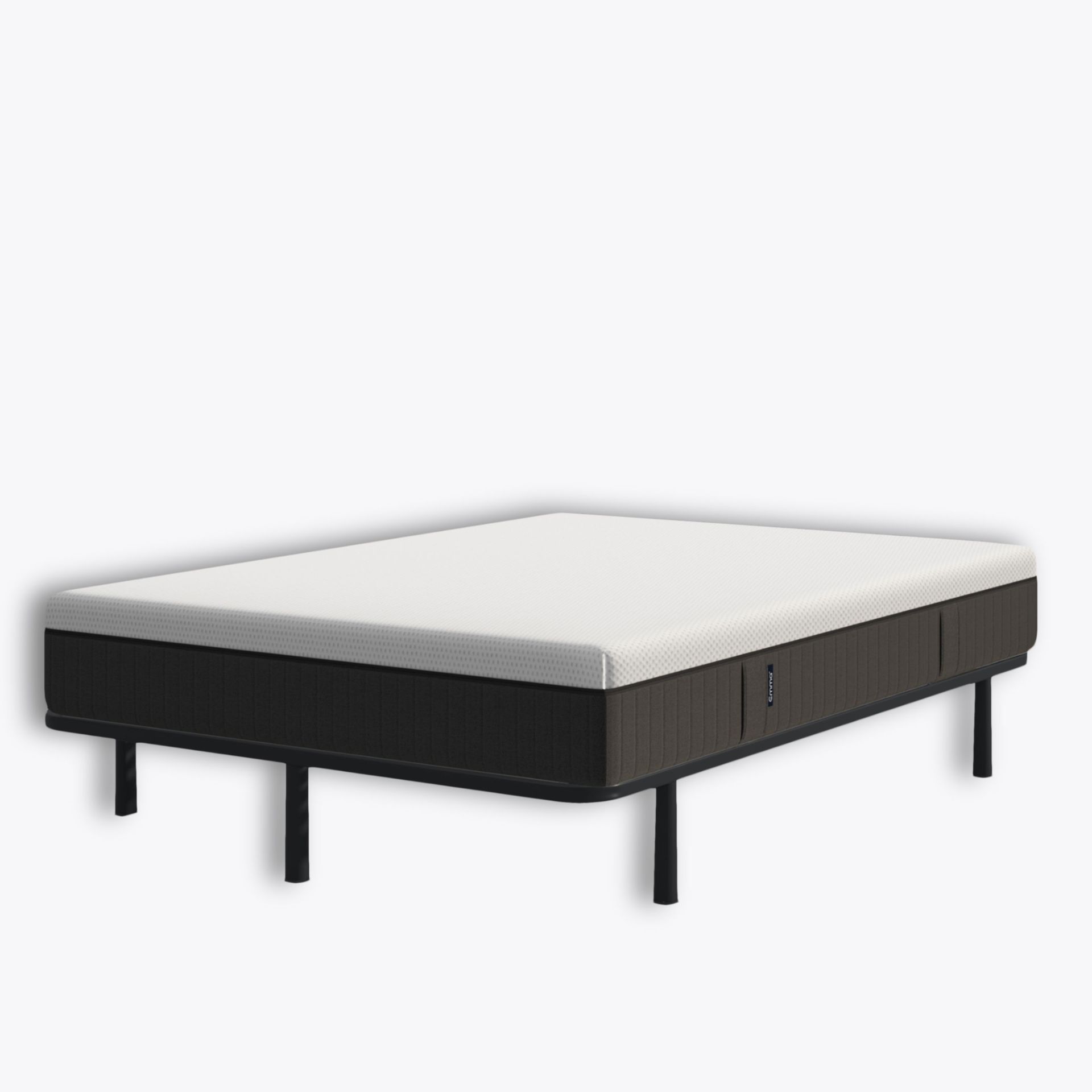 Letto con struttura nera e materasso bianco su sfondo bianco.