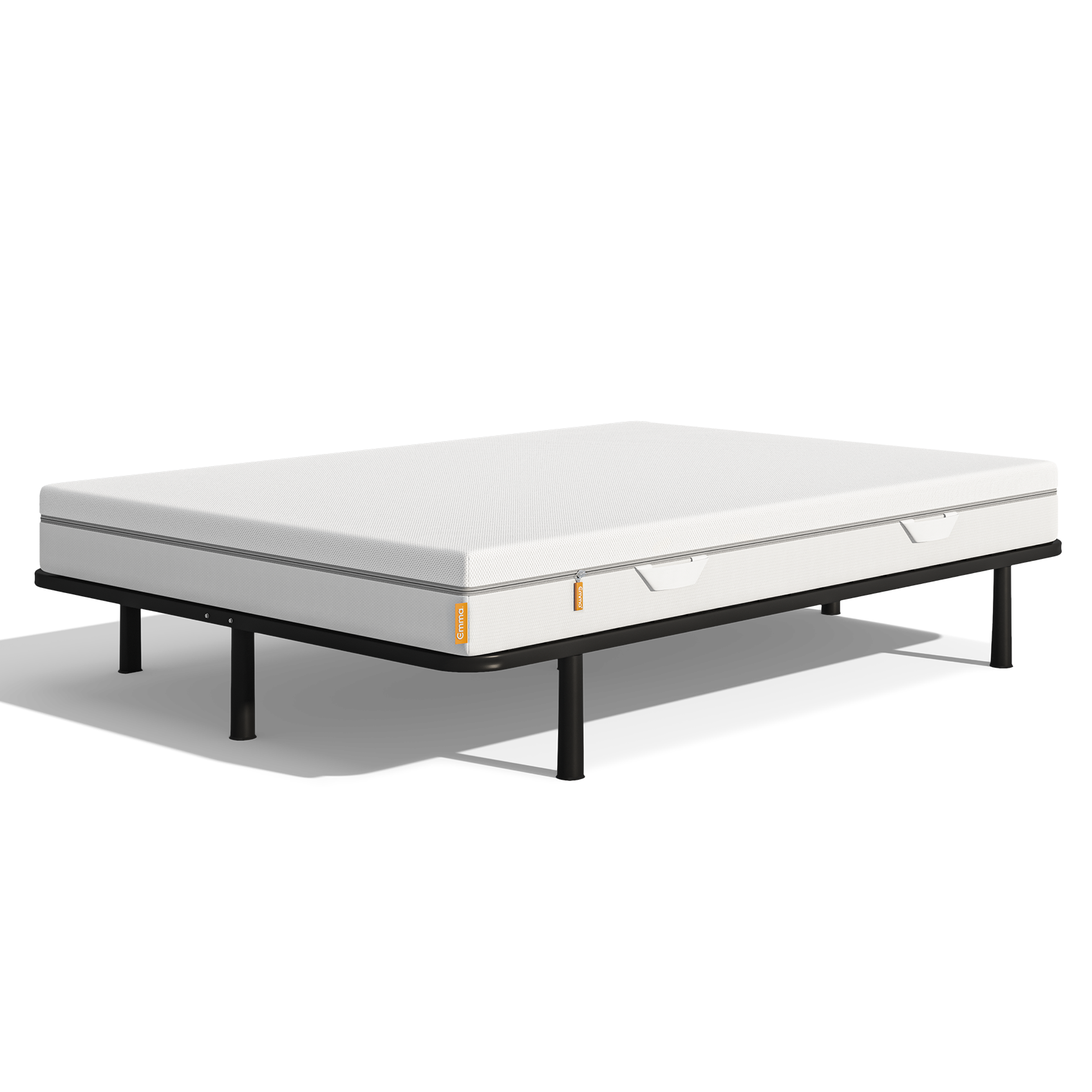 Letto con struttura nera e materasso bianco su sfondo bianco.