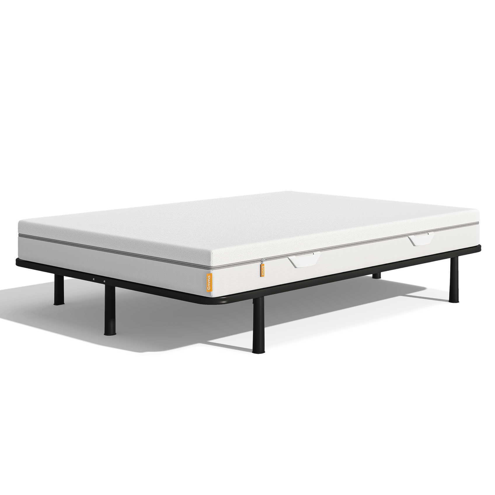 Letto con struttura nera e materasso bianco su sfondo bianco.