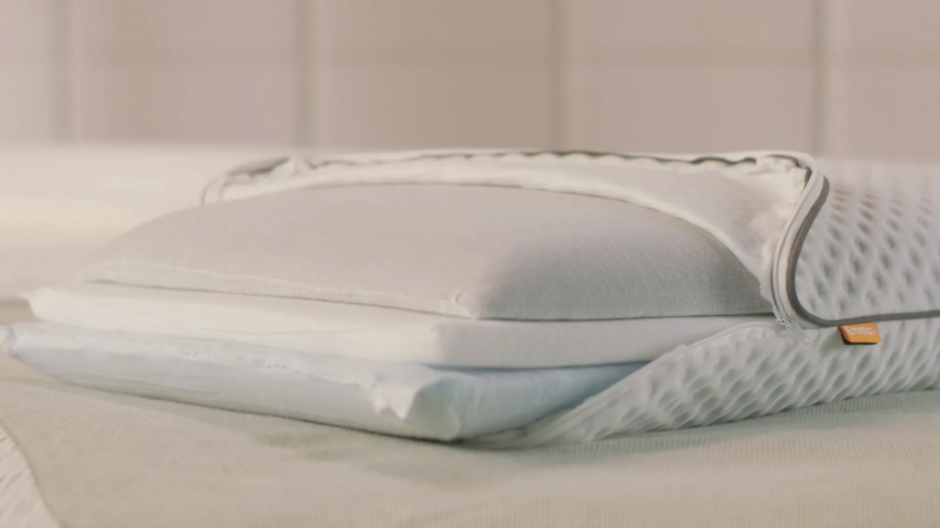 Almohada viscoelástica premium colocada sobre una cama.