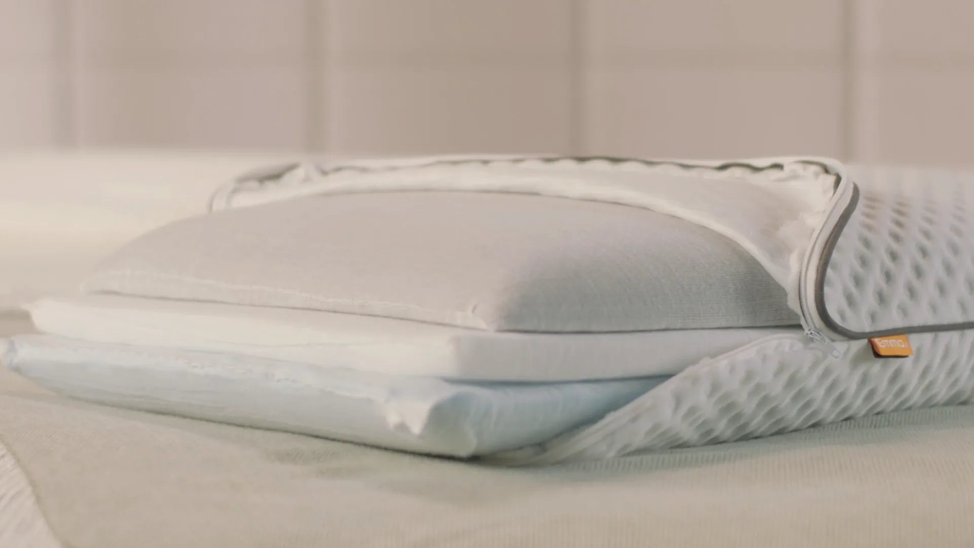 Almohada viscoelástica premium colocada sobre una cama.