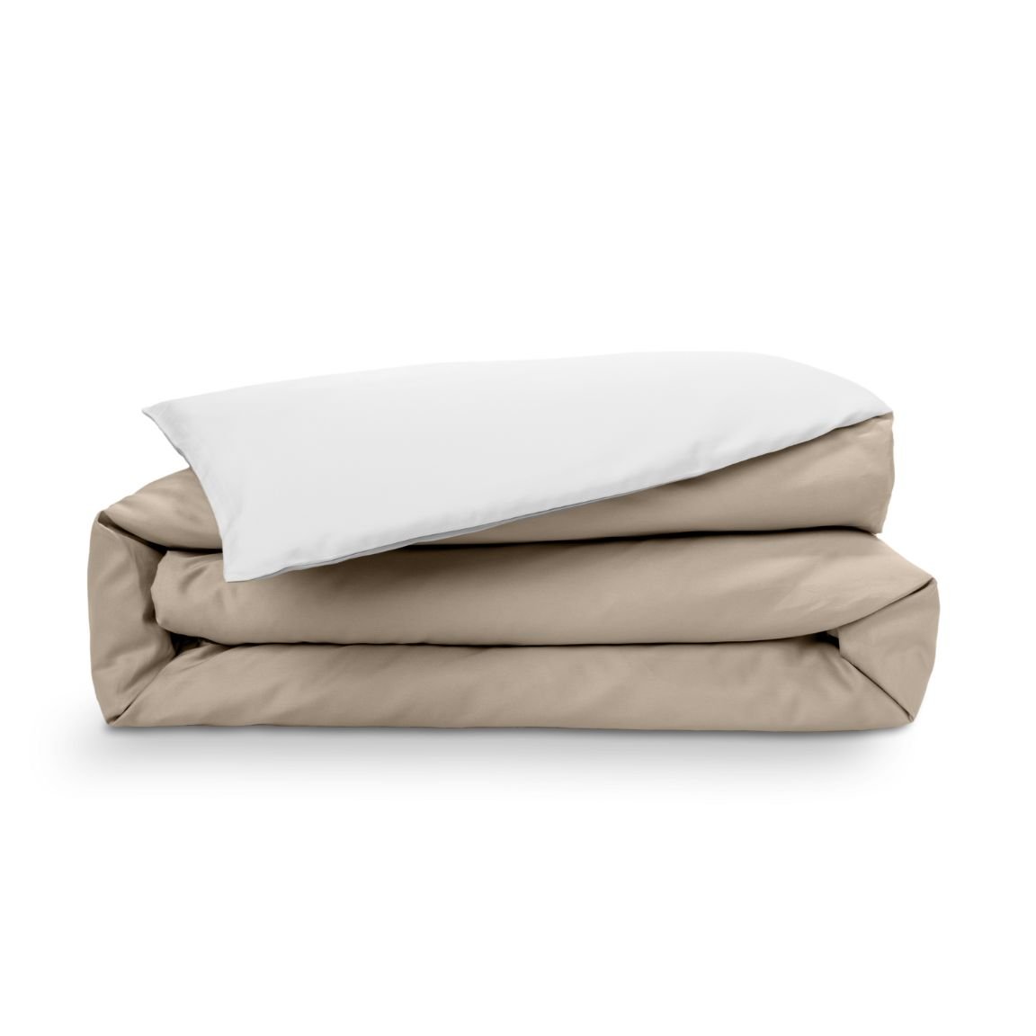 Copripiumino piegato beige e bianco su sfondo bianco