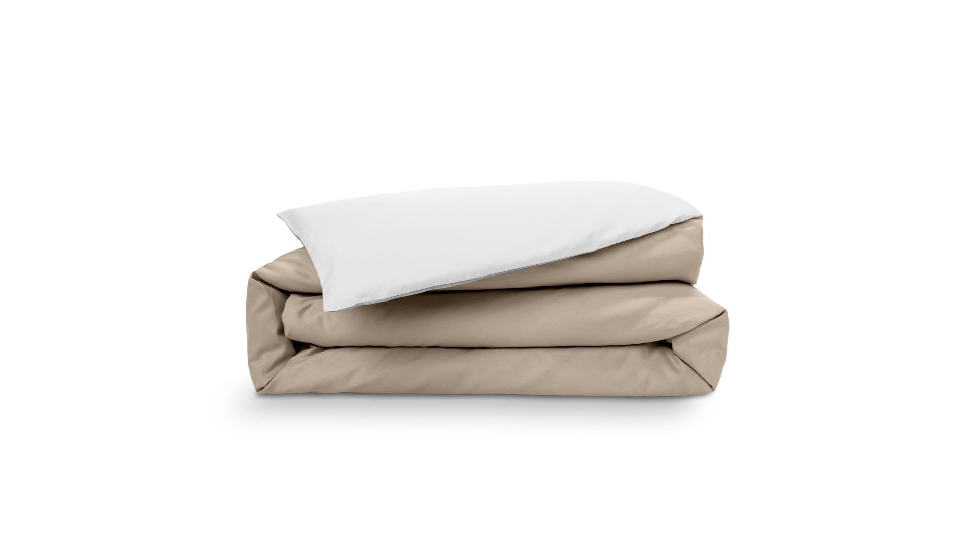 Copripiumino piegato beige e bianco su sfondo bianco