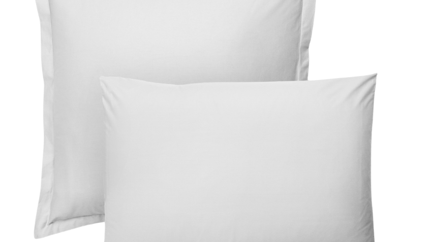 Twee witte Emma Percal kussenslopen, één groot en één klein, liggend op elkaar.