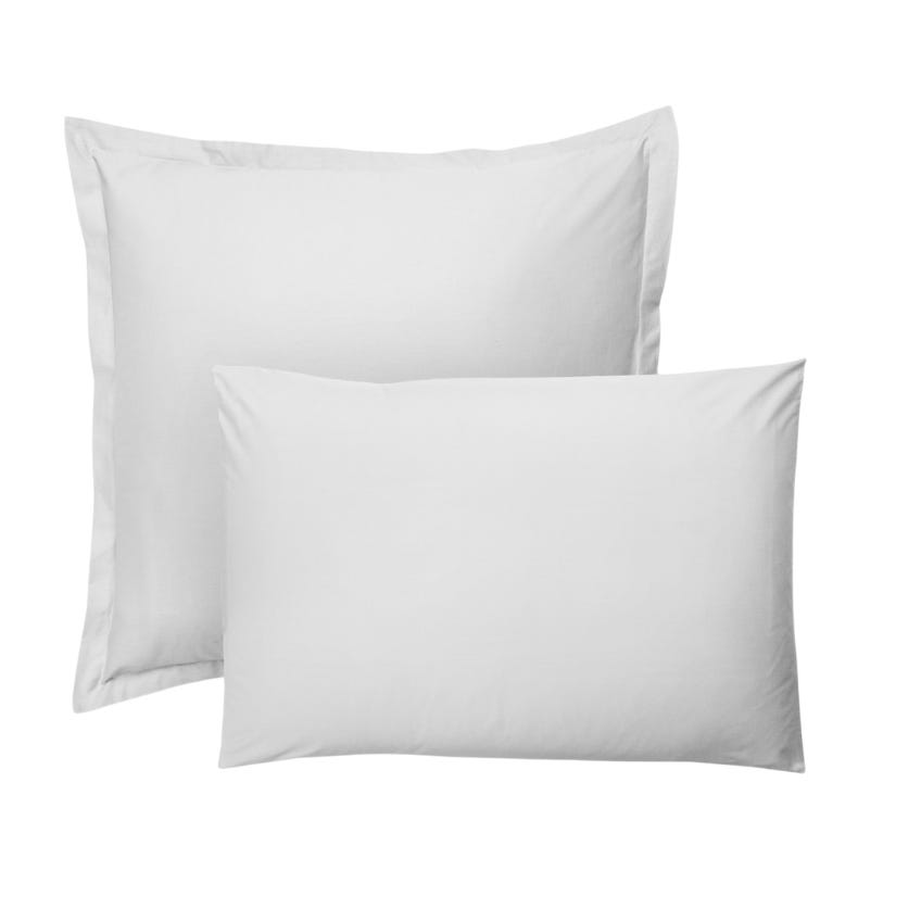 Twee witte Emma Percal kussenslopen, één groot en één klein, liggend op elkaar.
