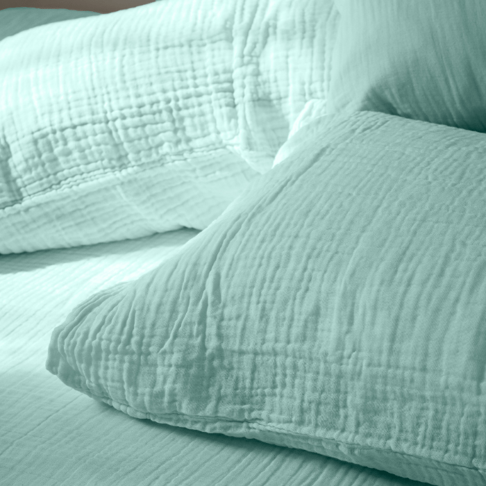 Deux oreillers avec leurs taies et échantillon de couleurs.