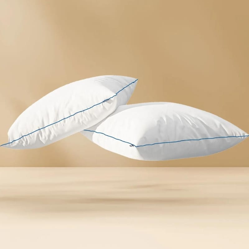 Dos almohadas microfibra premium en fondo amarillo