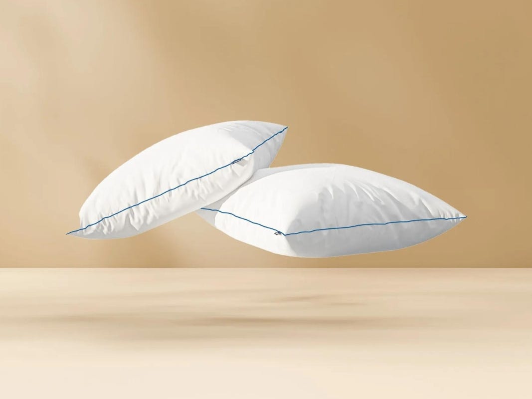 Dos almohadas microfibra premium en fondo amarillo