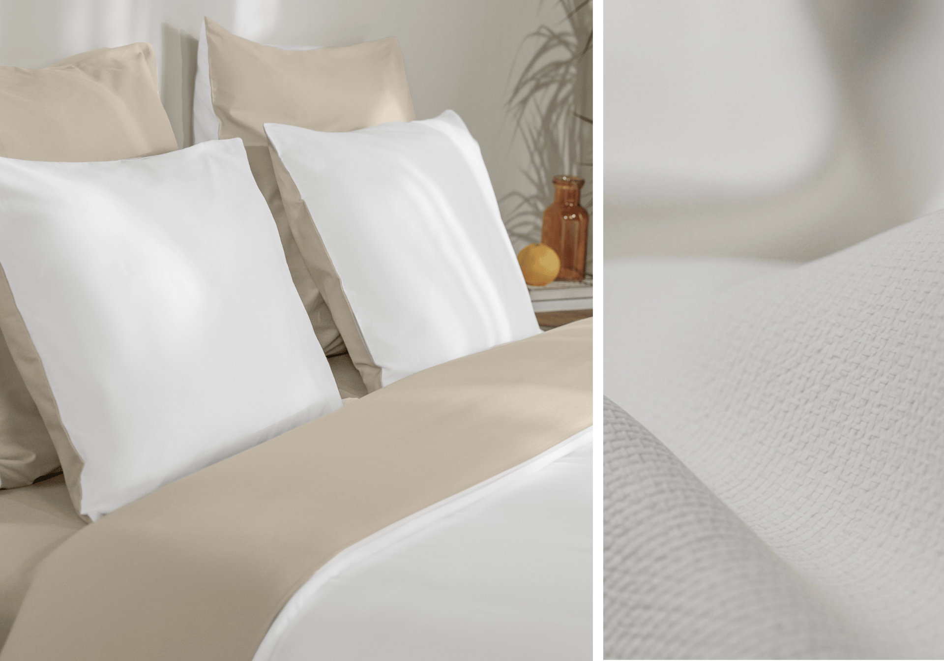 Gros plan d’un lit avec une housse beige et des oreillers blancs. Zoom sur le tissu.