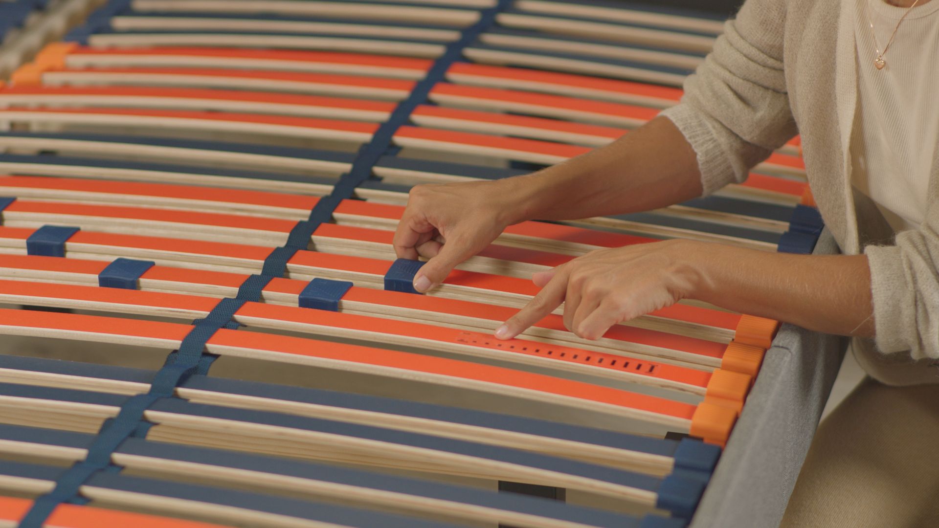 Frau, die die einzelnen Lamellen einstellt