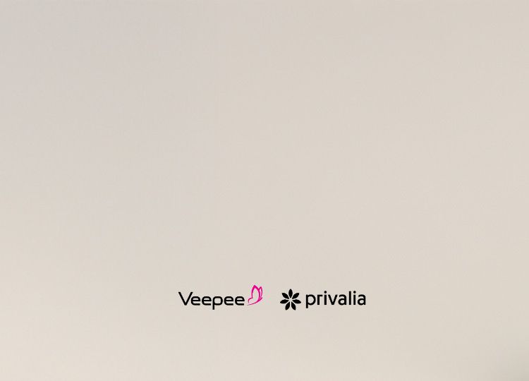 Donna distesa su materasso